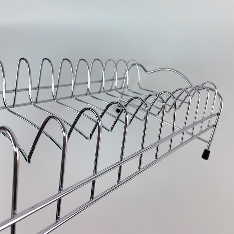 en el escurridor de platos del fregadero